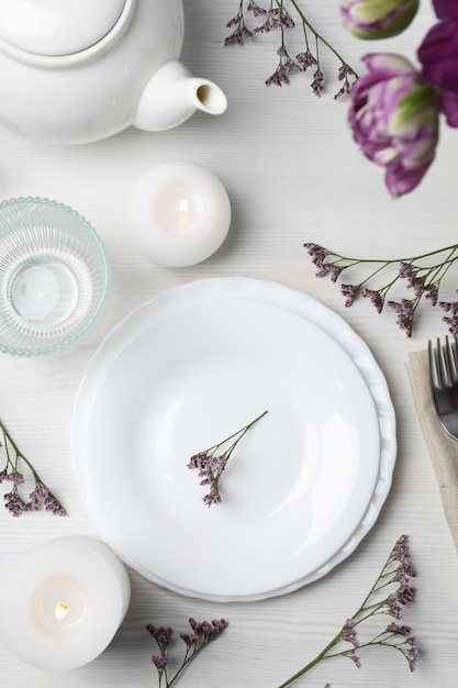 Kolacja przy świecach z talerzem dań