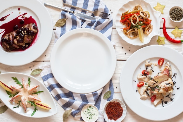 Stół z kilkoma talerzami jedzenia